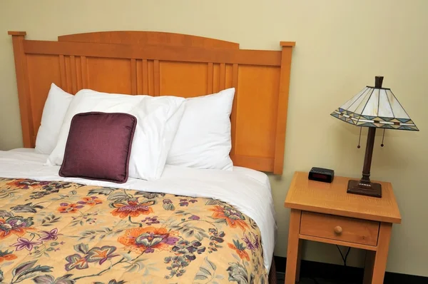 Односпальная кровать в отеле — стоковое фото