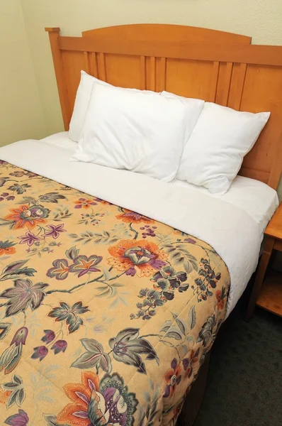 Jedna postel v hotelu — Stock fotografie