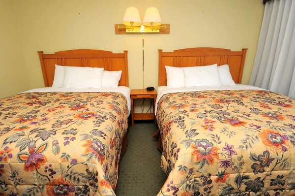 고급 스러운 트윈 침대의 전면 보기 — 스톡 사진