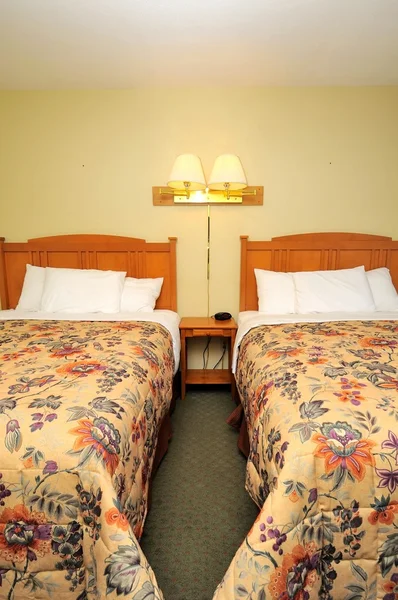 트윈 호텔 침대 — 스톡 사진