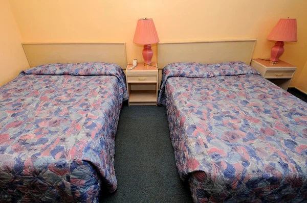 Проста кімната з двома ліжками — стокове фото