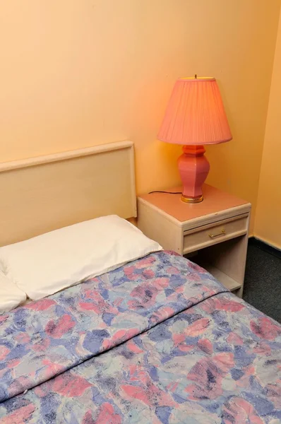 Простая кровать в отеле — стоковое фото