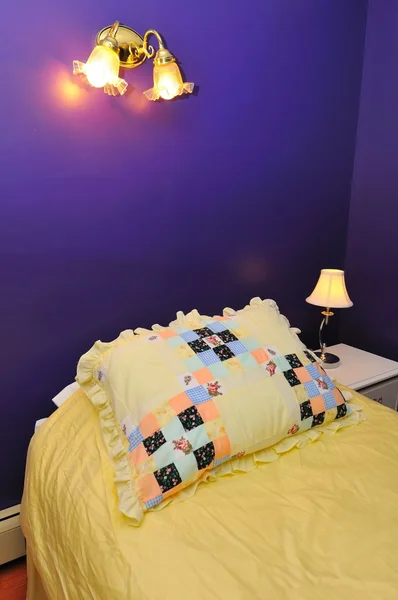 Односпальная кровать — стоковое фото