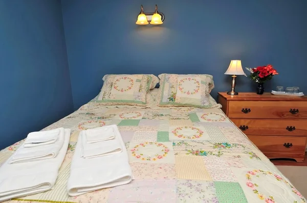 Большая кровать с полотенцами — стоковое фото