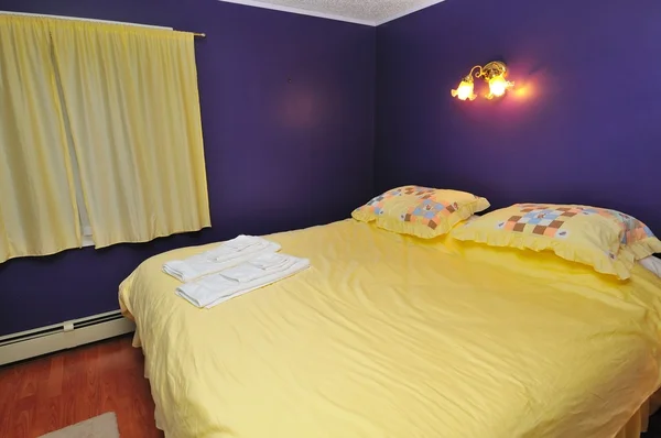 Большая желтая кровать — стоковое фото