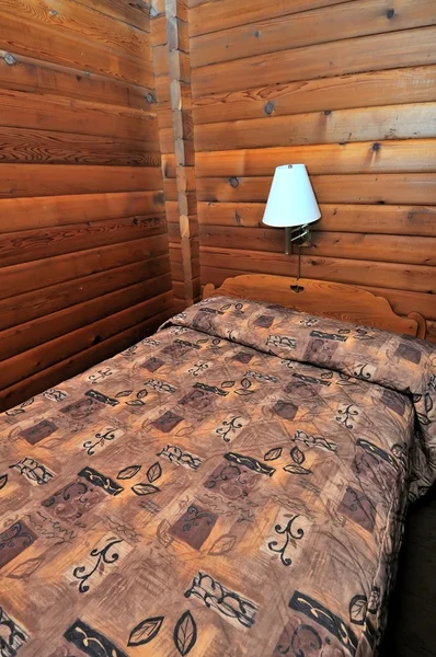 1 つの木製のベッド — ストック写真