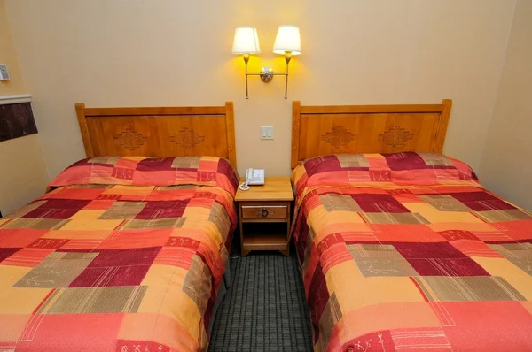 Чистые кровати в отеле — стоковое фото