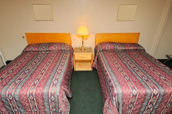 전형적인 호텔 침실 — 스톡 사진