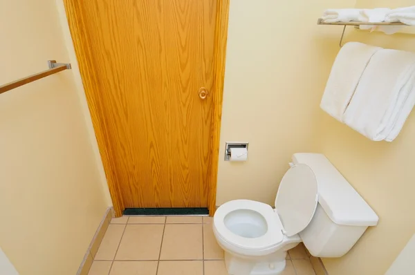 От двери до туалета — стоковое фото