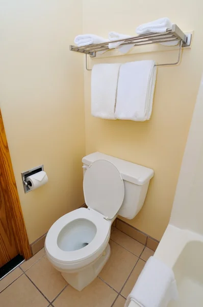 Obecná vyhlížející bílé WC — Stock fotografie