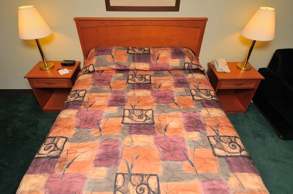 Gran cama limpia con lámparas — Foto de Stock