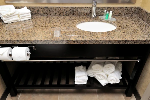 Sauberes und aufgeräumtes Waschbecken — Stockfoto