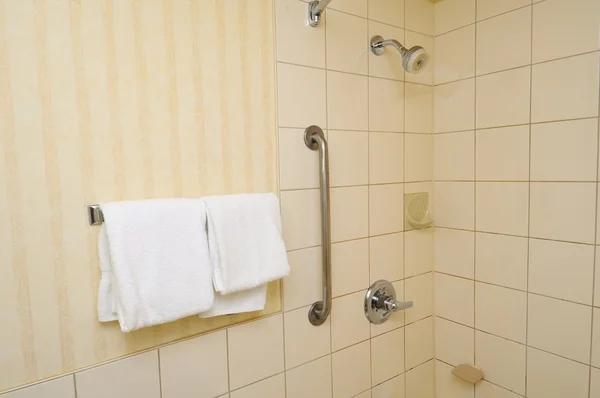 Handdukar hängande bredvid dusch — Stockfoto