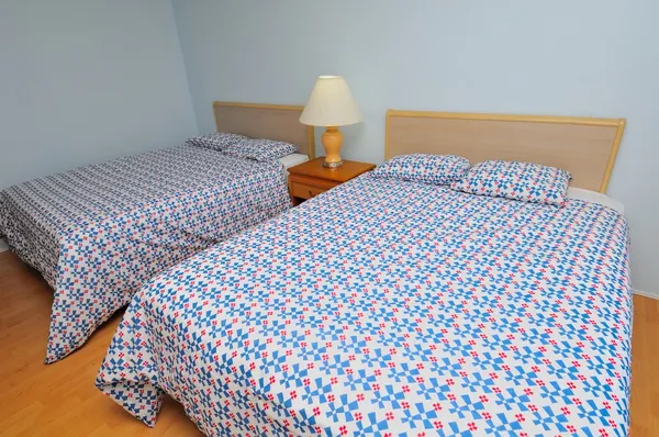 Двуспальные кровати — стоковое фото