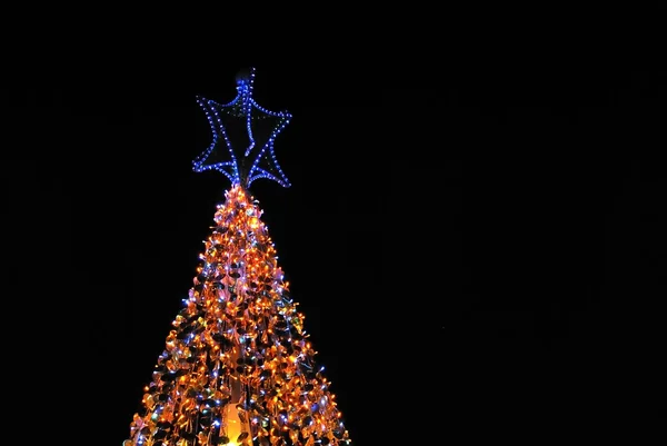 Boże Narodzenie drzewo światła na czarnym tle — Zdjęcie stockowe