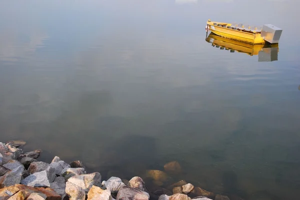 Pequeno barco amarelo — Fotografia de Stock