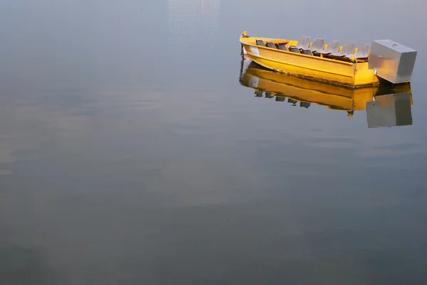 Barco amarelo — Fotografia de Stock