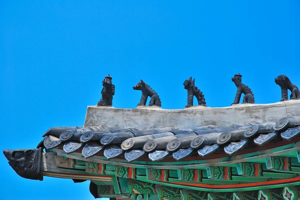 在寺庙屋顶上动物雕像 — 图库照片