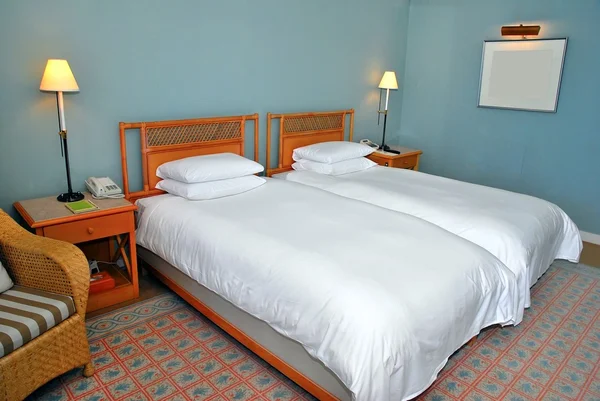 Tempat tidur kembar di kamar hotel modern — Stok Foto