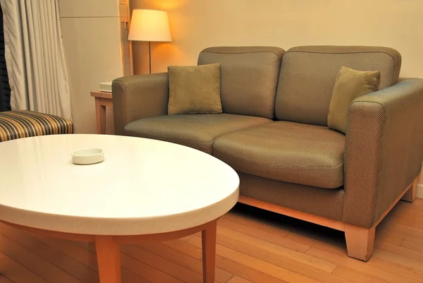 Obývací pokoj s pohovkou a stolem — Stock fotografie