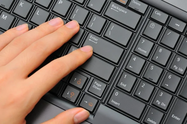 Mecanografía de mano masculina en el nuevo teclado — Foto de Stock