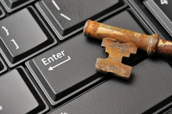 Макро старого ключа на клавишу Enter — стоковое фото