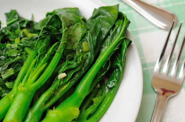 Простые приготовленные зеленые овощи — стоковое фото