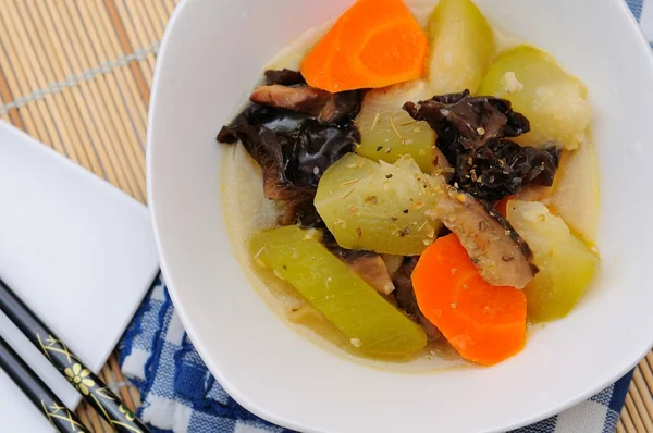 Plato de verduras mixtas con salsa oriental —  Fotos de Stock