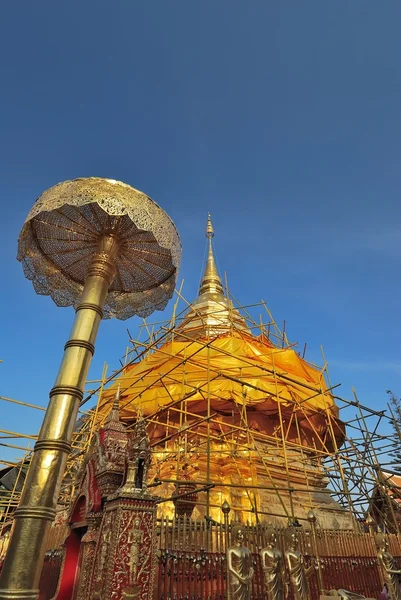 Gyllene stupa och paraply struktur — Stockfoto