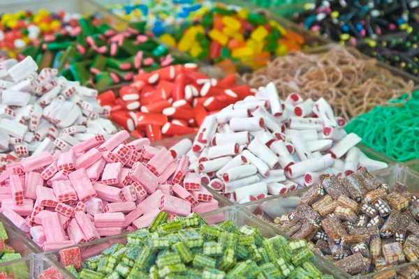 Rozmanité vícebarevné a multishaped bonbóny — Stock fotografie