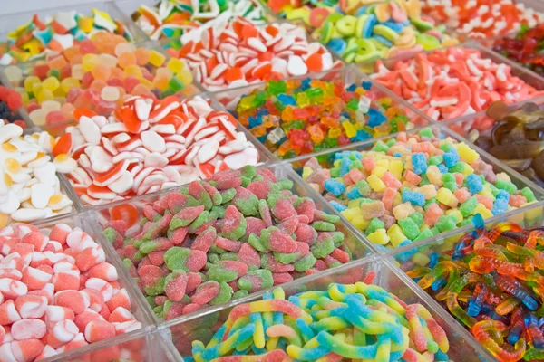 Assortiment de bonbons multicolores et multiformes — Photo
