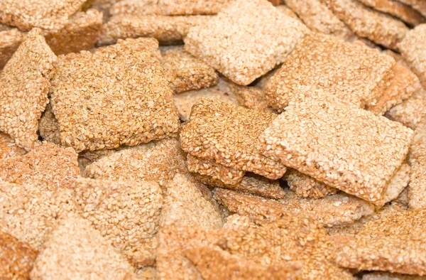 Una dispersión de dulces y sabrosas galletas de sésamo Fotos de stock libres de derechos
