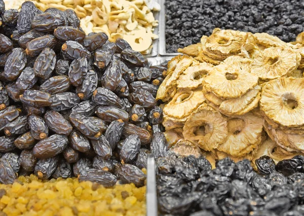 Fechas y piezas de ananas secas en el mercado árabe Imágenes de stock libres de derechos