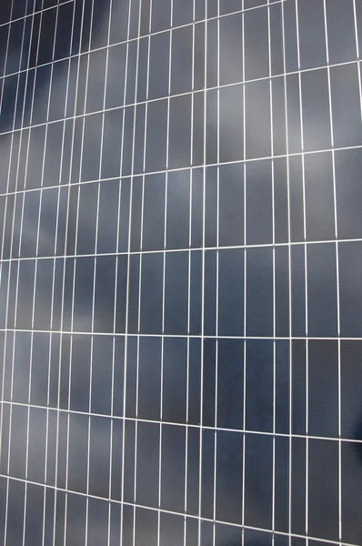 Солнечная панель с отражением облаков — стоковое фото