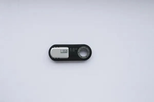 USB-minne från en gigabyte i enkel förvaring — 图库照片