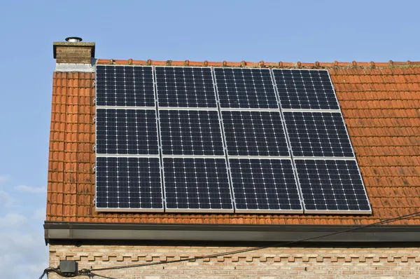 Солнечные панели являются одним из явлений для подачи бесплатной электроэнергии — стоковое фото