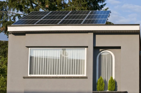 Los paneles solares son una de las entradas para el suministro de electricidad gratuita — Foto de Stock
