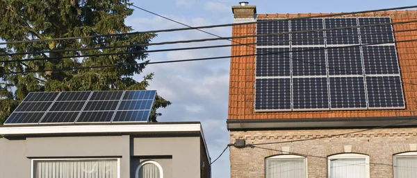 Sonnenkollektoren sind eine der Weichen für die Versorgung mit kostenlosem Strom Stockbild