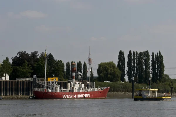Barche sulla Schelde per la traversata gialla e la pesca rossa — Foto Stock