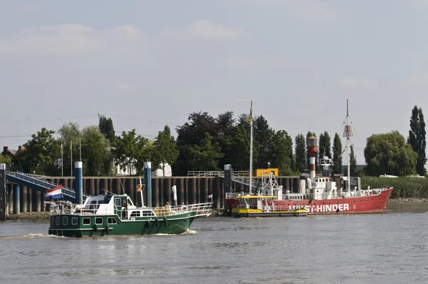 Barcos en el Schelde para el placer de cruzar y pescar — Foto de Stock