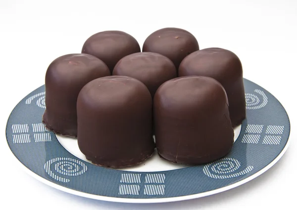 Tallrik med choklad marshmallows — Stockfoto