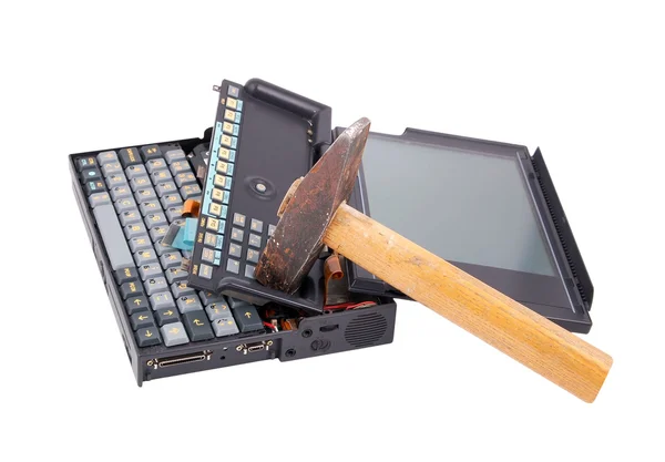 Bärbar dator krasch från hammare — Stockfoto