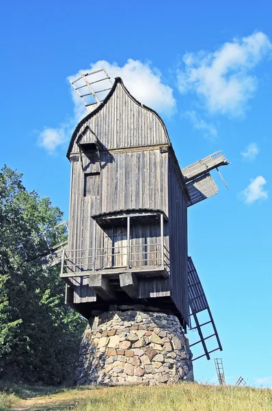 Antiguo molino de viento — Foto de Stock
