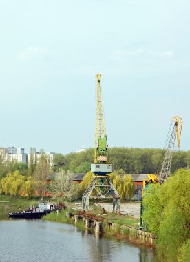 Kargo vinç ve römorkör terkedilmiş nehir Harbor