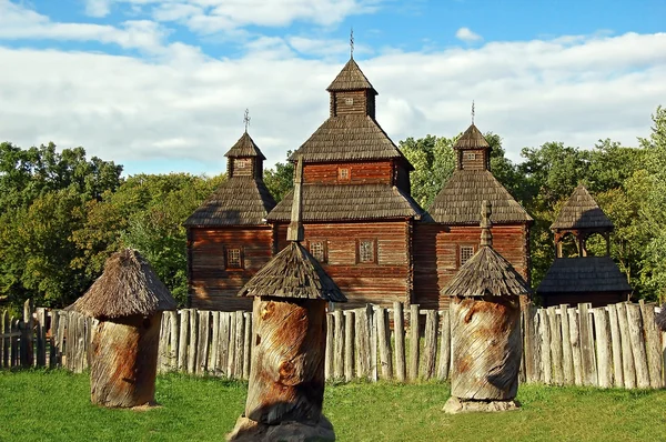 Античная деревянная часовня и улей — стоковое фото