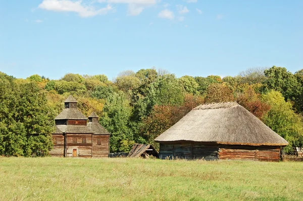 Starożytne hut i Kościół — Zdjęcie stockowe