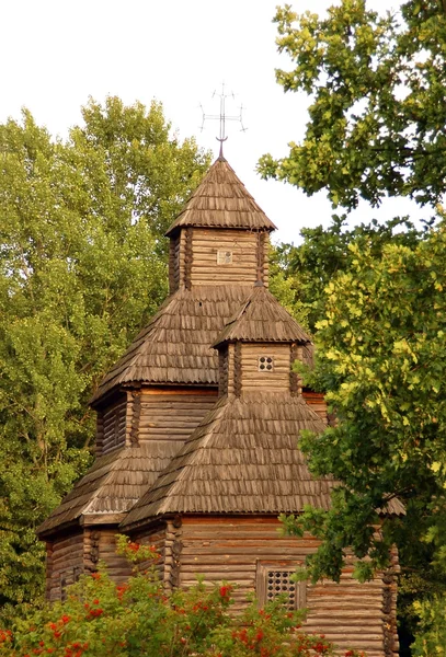 Antike Holzkapelle — Stockfoto