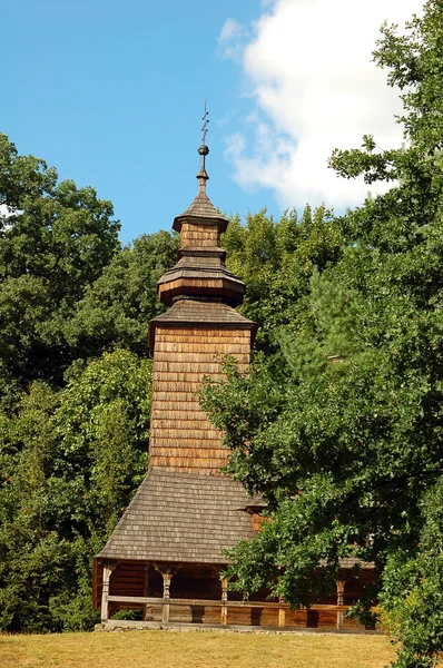 Античная деревянная часовня — стоковое фото