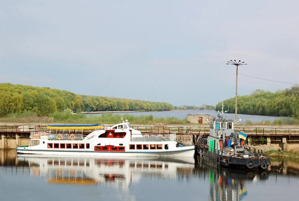 Motorboot en sleepboot op verlaten river harbor — Stockfoto