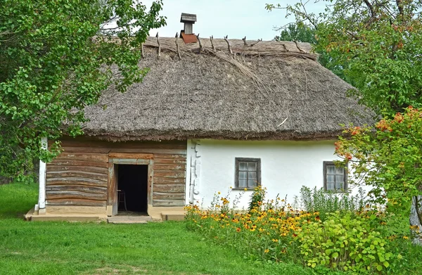 Oude hut met een stro dak — Stockfoto